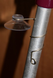 ROBERT der Stock- und Krückenhalter an Tisch und Geländer